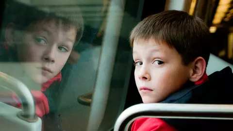 Reactia unui baiat, cand a vazut o pata de sange pe pantalonii colegei sale