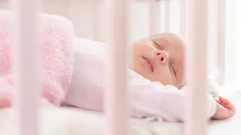 Cand poti lasa bebelusul sa doarma pe burtica?