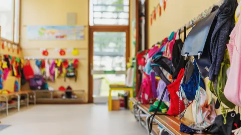 Copil de gradinita, strans de gat si de organele genitale de educatoare