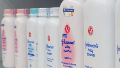 Johnson&Johnson, acuzati ca pudra lor de bebelusi ar contine azbest de zeci de ani