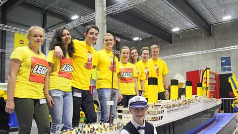 Un baietel autist a construit cea mai mare replica a Titanicului din LEGO