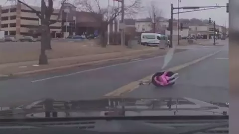 Copil pierdut de parinti pe drum, dupa ce a cazut din masina cu tot cu scaunul auto