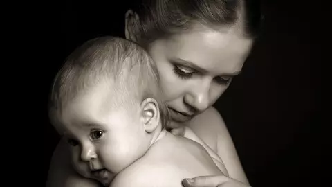 Studiu: Cu cat il tii mai mult in brate, cu atat i se dezvolta mai bine creierul