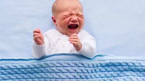 Un bebeluș a fost salvat prin telefon după ce s-a înecat cu lapte