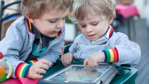 De ce nu trebuie să aibă cei mici acces la ecrane digitale