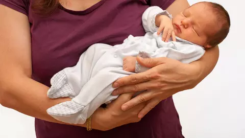 De ce își țin unii părinți copiii în brațe pe partea stângă. Explicația specialiștilor