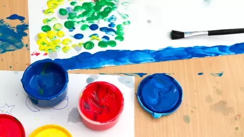 Acasă cu copilul. Ce desenează copiii actorilor din serialul "Vlad"