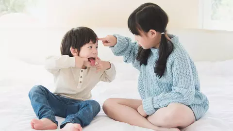 Studiu: Frații mai mici sunt mai răutăcioși