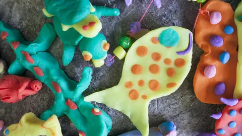 Cum faci plastilina de casă din apă și făină. Fără chimicale, e mult mai sigură pentru cei mici