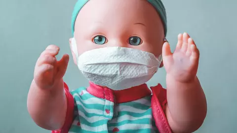 Medici: "Să oprim utilizarea măștilor împotriva coronavirusului pentru copiii sub doi ani"