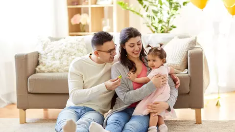 Concediul de creștere a copilului, prelungit pentru angajații din anumite domenii