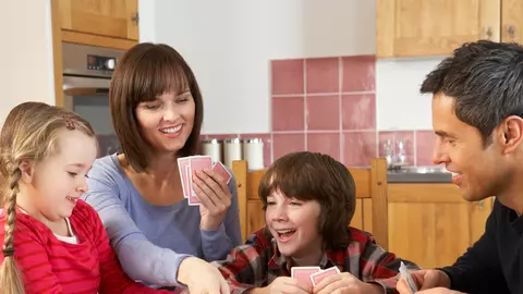 Jocuri cu cărți pe care le putem juca în familie și reguli explicate