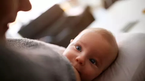 Dr. Alexandru Rafila: Copiii hrăniți la sân sunt mai rezistenți la bolile infecțioase