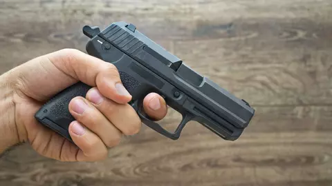 Doi elevi, împușcați în cap cu un pistol cu bile