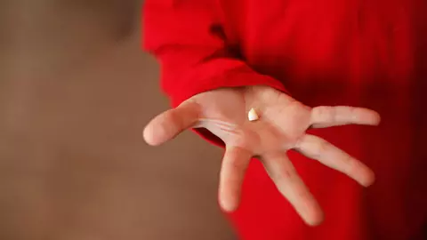 Video viral: Cum să scoți un dințișor de lapte