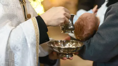 Un bebeluș din Suceava a murit după ce s-a înecat în timpul botezului