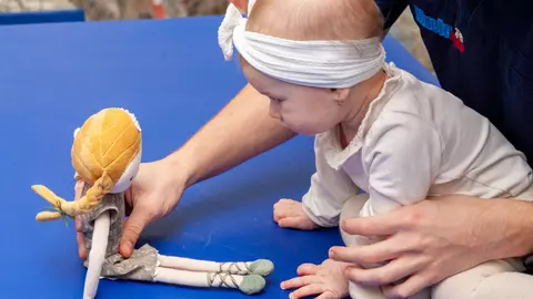 Cu ce stimulăm bebelușul motor și cognitiv?