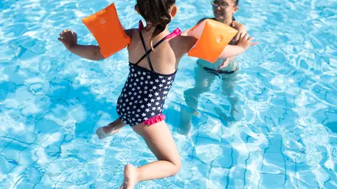 O fetiță și-a prins mâna în tubul scurgerii unei piscine din stațiunea Mamaia