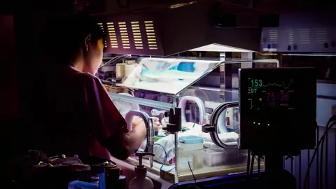 O femeie de 27 de kg, cu probleme medicale grave, a născut o fetiță