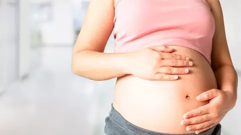 Analiză sociologică: Femeile din zonele defavorizate ale României nasc prima oară la 16 ani