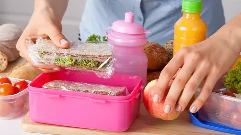 Variante sănătoase de gustări pentru pachețelul elevilor