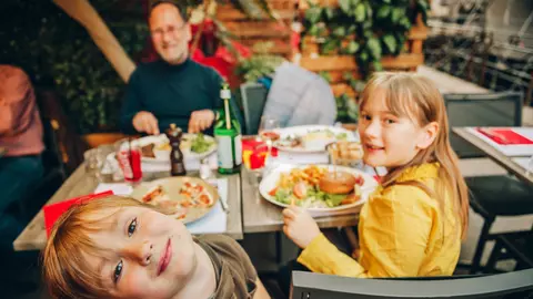 Chef Adi Hădean, mesaj pentru părinți: "De ce lăsați copiii să bage-n ei mizerii sinistre?"