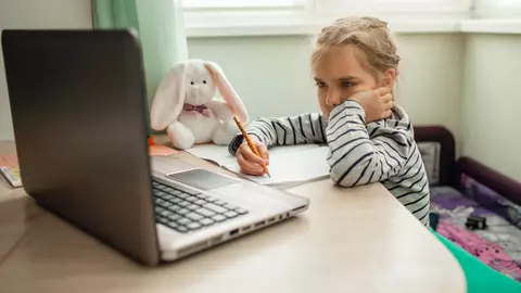 Un copil cu viroză a fost respins de la școala online