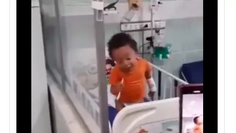 Video Un copilaș bolnav a fost surprins  cântând și dansând pe patul de spital