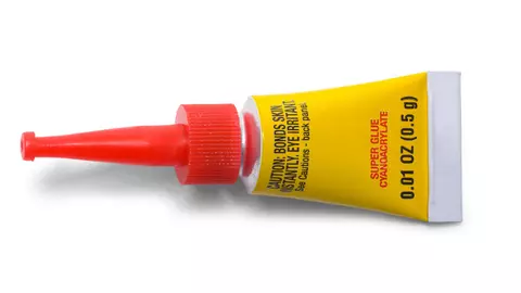 Un tată i-a pus fiului super-glue în ochi, crezând că în tub sunt picăruri medicinale