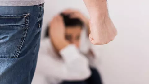 Femeie, înjunghiată de fostul soț după ce și-a protejat copilul cu propriul trup