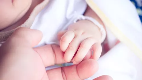 Galați: Se oferă stimulente financiare persoanelor care adoptă copii din alte județe