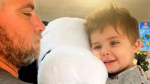 Un copil de doi ani și-a salvat familia dintr-un incendiu nimicitor