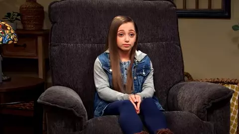 Povestea femeii captive în trup de copil. Shauna Rae nu mai crește de la 8 ani