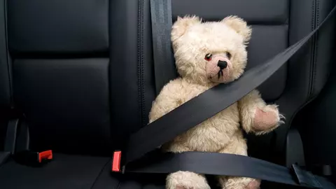 Un copil a fost lăsat ore în șir într-o mașină, la –2.2°C. În tot acest timp, părinții s-au dus să bea și să schieze