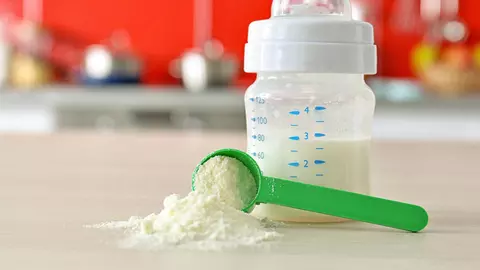 Un bebeluș a murit după ce părinții i-au pus alcool în laptele din biberon