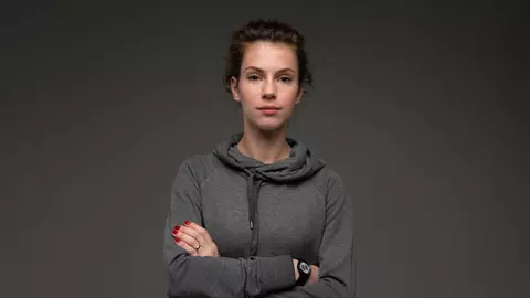 Culorile hanoracelor de damă cu glugă pe care ar trebui să le ai în garderobă