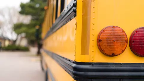 O fetiță uitată accidental într-un autobuz școlar a murit din cauza căldurii excesive din vehicul