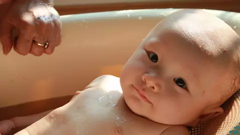 Cum să-i faci baie bebelușului în cadă: 4 sfaturi utile