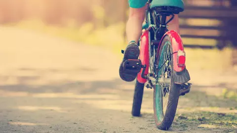 O brașoveancă a fost sancționată pentru că mergea cu cei trei copii cu bicicletele pe trotuar