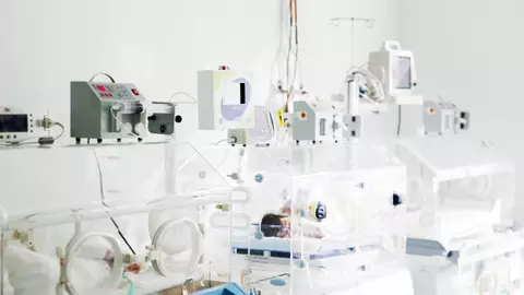 Un medic ginecolog, care activează la mai multe spitale din București, acuzat de tentativă de omor calificat. "Era un abator de copii prematuri aruncați în coșul de gunoi până mureau"