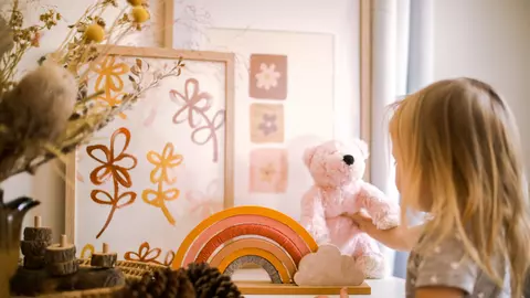 Tu știi ce cadou să faci îi faci fetiței tale? Top 4 idei de luat în considerare