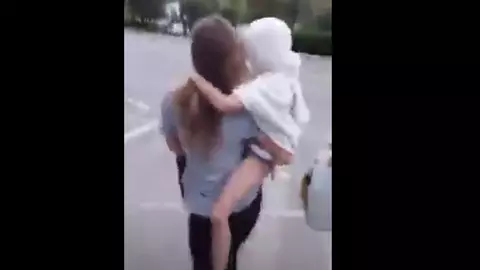 Constanța: O femeie a încercat să-și arunce fetița în fața mașinilor pe motiv că ar fi posedată