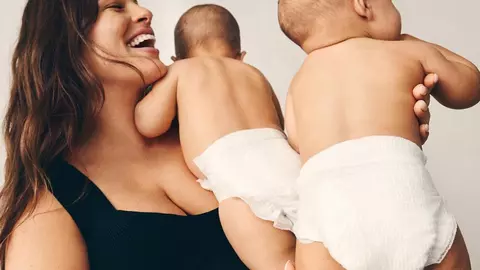 Modelul XXL Ashely Graham, postare cu abdomenul plin de vergeturi la 10 luni după nașterea gemenilor