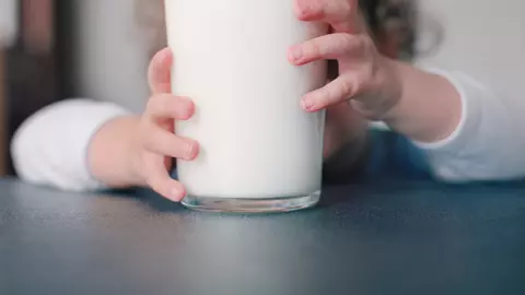 Cum a ajuns un copil să fie suspect de leucemie după ce a băut lapte de vacă