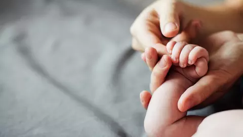 O femeie care nu știa că e însărcinată a născut în timpul unui zbor cu avionul