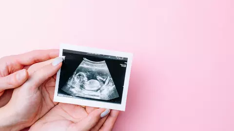 Un cuplu este nevoit să-și vadă copilul murind din cauză că femeii i se interzice să facă avort