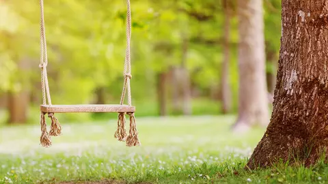 Un băiețel a murit spânzurat într-un legăn, în timp ce se juca