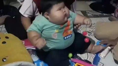 Un copil de 16 luni a ajuns să cântărească 27 kg. Băiatul poartă hainele tatălui său