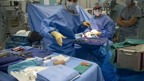 Un băiat a ajuns pe masa de operație pentru a-i fi reconstruit craniul după ce a acuzat dureri de cap