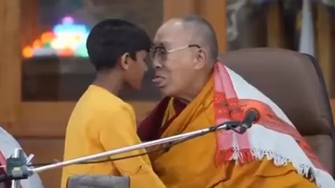 Video / Dalai Lama, filmat în timp ce sărută pe gură un băiețel și îi cere să-i "sugă limba"